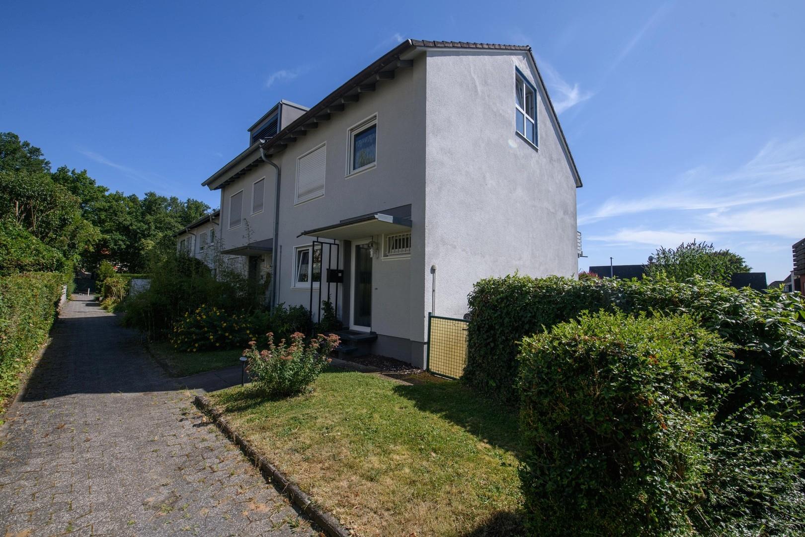 Frontseite mit Vorgarten