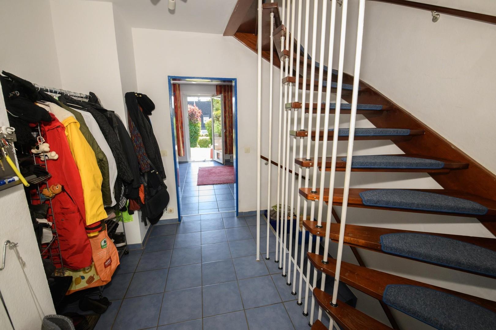 Flur und Treppe ins 1.OG