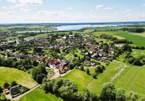 Über Areal Richtung Travemünde