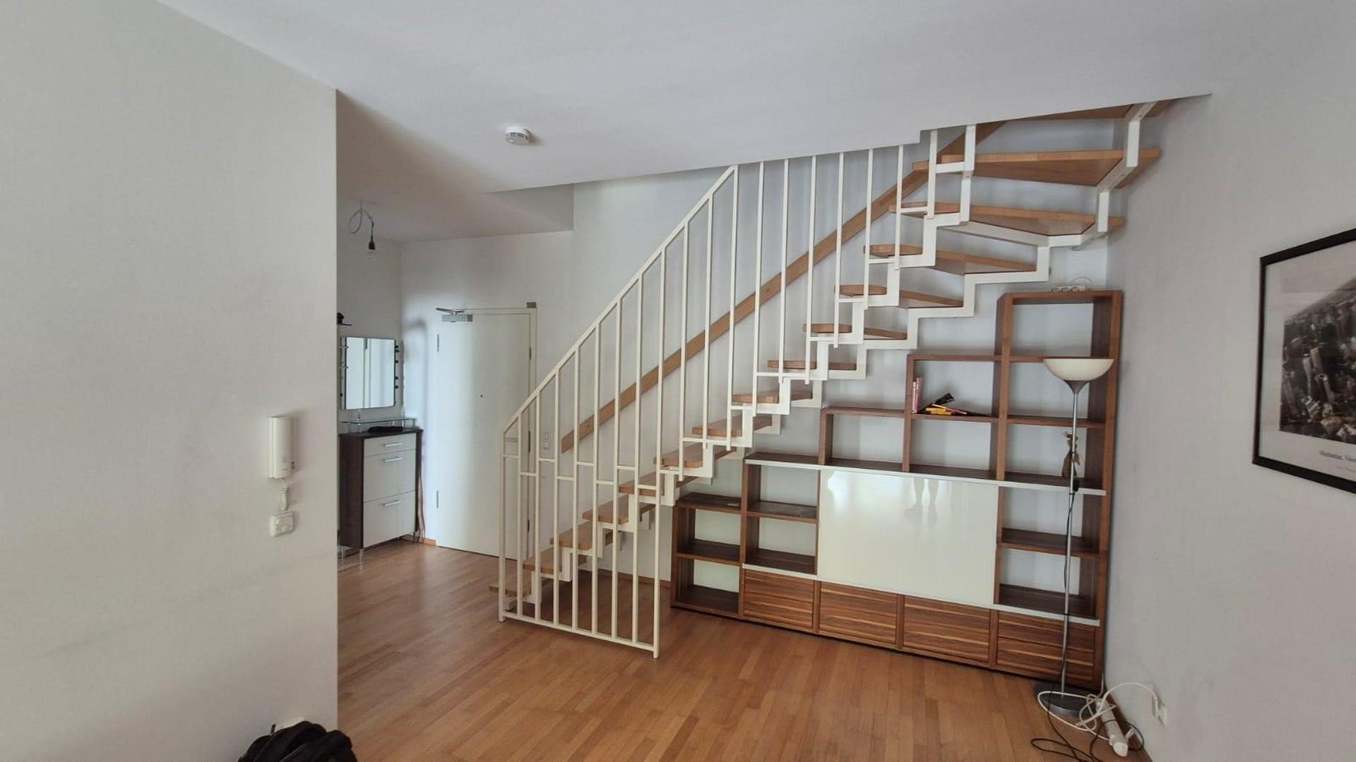 Blick aus Wohnzimmer → Treppe