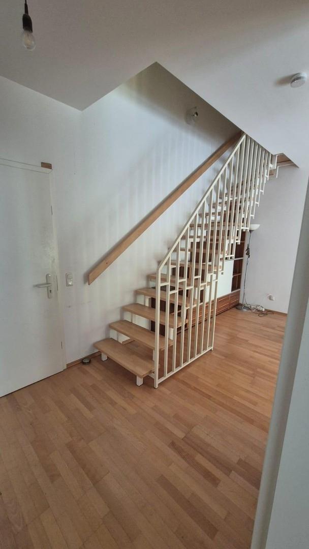 Blick auf Tür und Treppe 1.OG