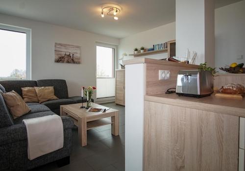 Einbauküche und Wohnbereich