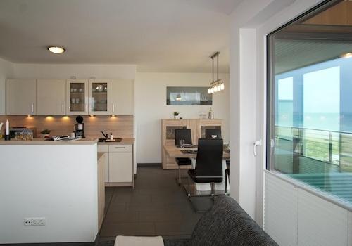 Einbauküche und Esszimmer