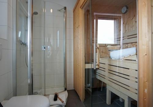 Dusche und Sauna im Badezimmer