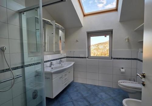 Badezimmer mit Dusche Ansicht 1