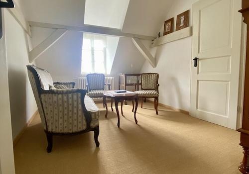 Dachzimmer mit angrenzendem Schlafraum