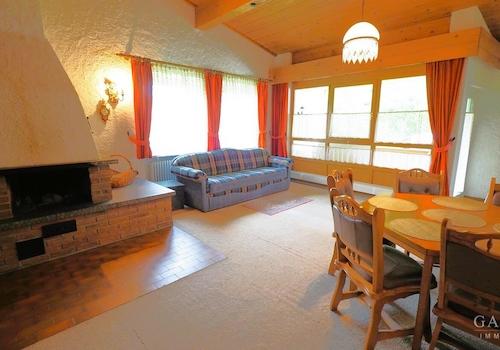 Wohnzimmer mit offenen Kamin