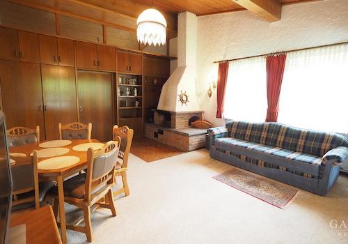 Wohnzimmer mit Essplatz