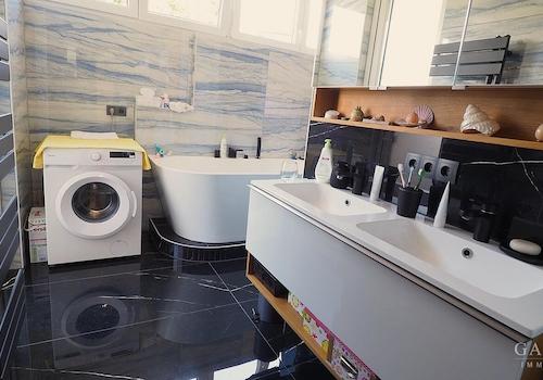 Tageslichtbad mit Dusche und Wanne