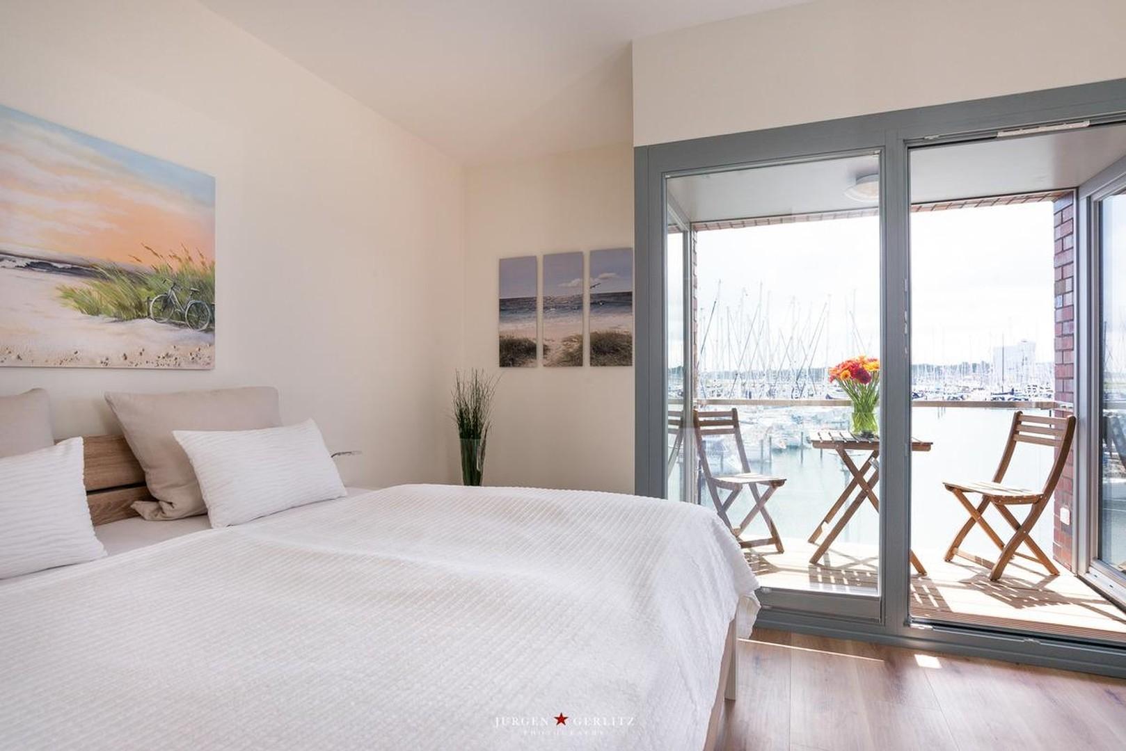 Schlafzimmer links