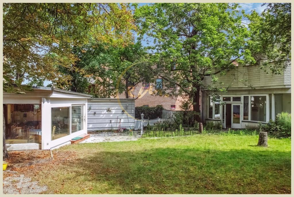 Garten mit Gartenhaus