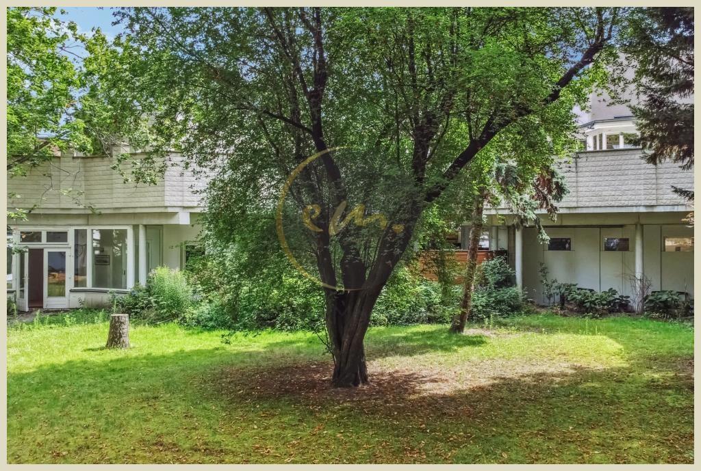 Gebäudeansicht mit Garten