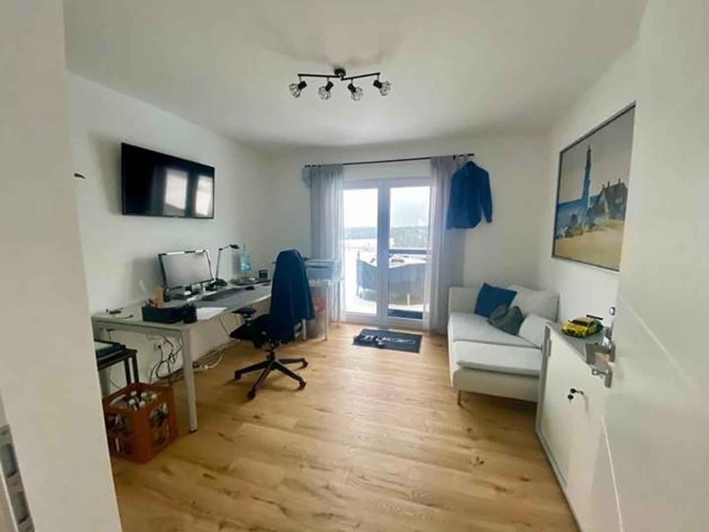 Büro/ Schlafz. Zug. zum Balkon