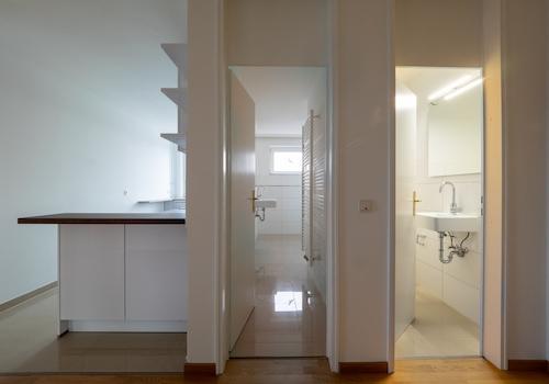 Blick auf Bad und WC