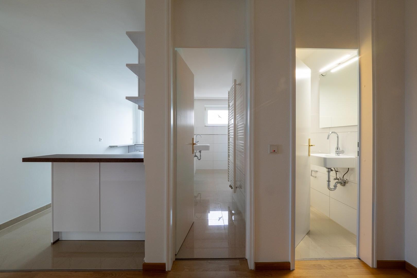 Blick auf Bad und WC