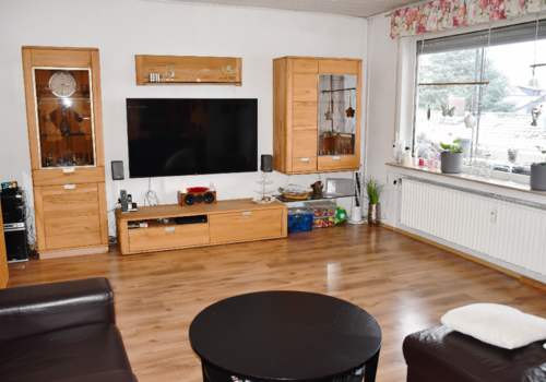 OG: Wohnbereich mit Balkonzugang