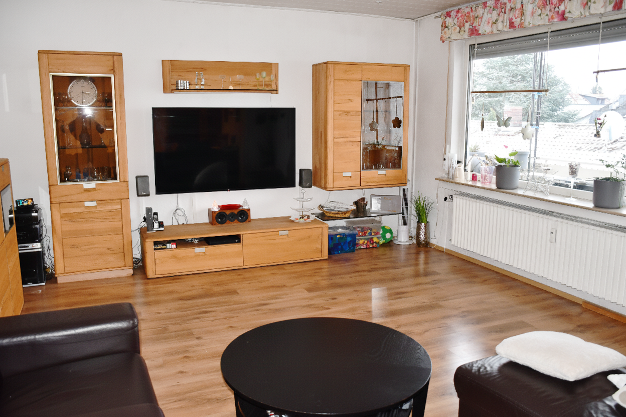 OG: Wohnbereich mit Balkonzugang