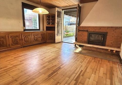 Esszimmer mit Kamin und Zugang Hof