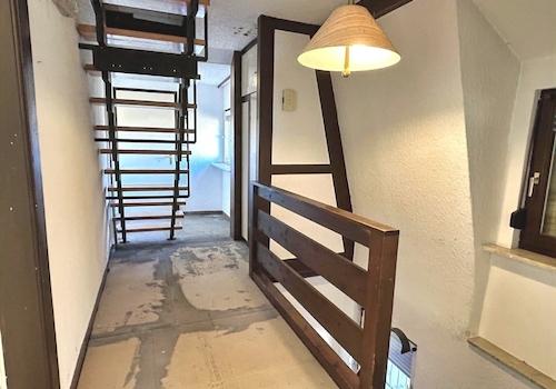 Flur OG und Treppe ins DG