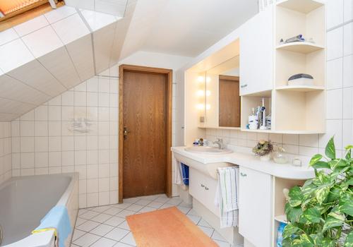 Badezimmer beider Hälften im Obergeschoss