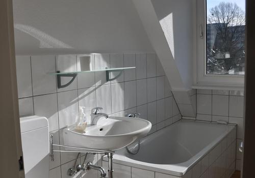 Badezimmer mit Fenster
