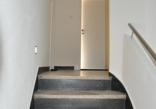 Wohnungstür Treppenhaus
