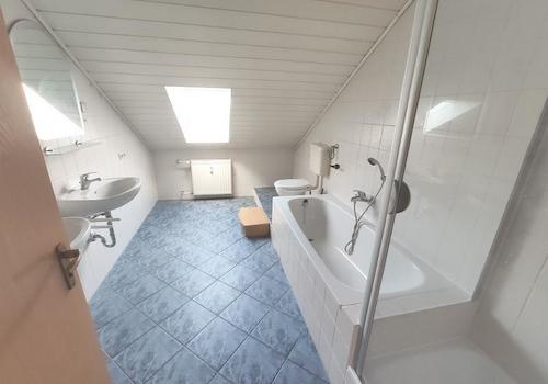 Bad mit Badewanne und Dusche Bild 1