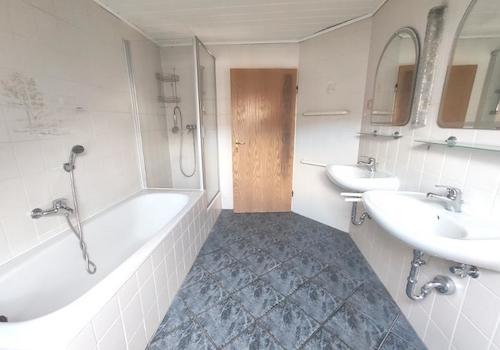 Bad mit Badewanne und Dusche Bild 5