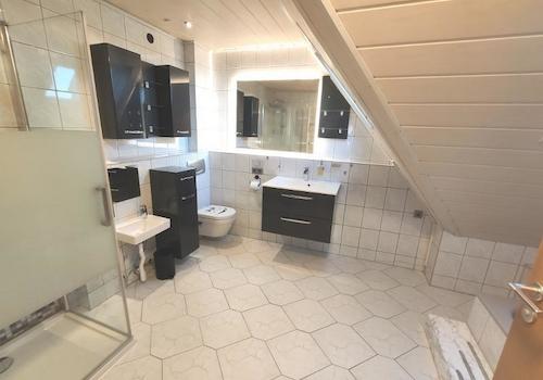 Whg. 1: Bad mit Badewanne, Dusche und Waschmaschinenanschluss Bild 1