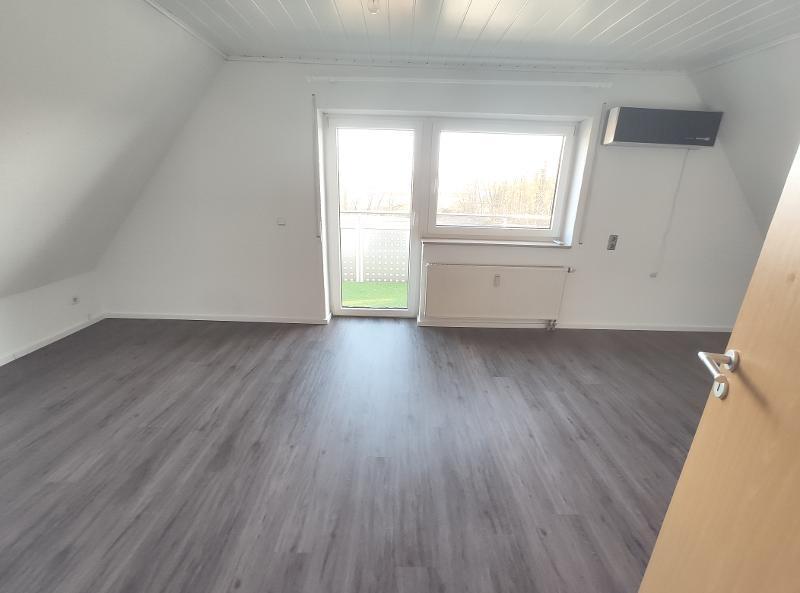 Whg. 2: Wohn- /Esszimmer mit Zugang zum Balkon Bild 1