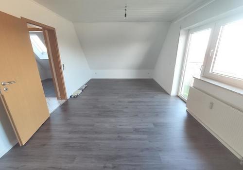 Whg. 2: Wohn- /Esszimmer mit Zugang zum Balkon Bild 2