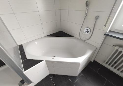 Bad mit Badewanne und Dusche Bild 2