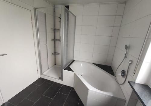 Bad mit Badewanne und Dusche Bild 3