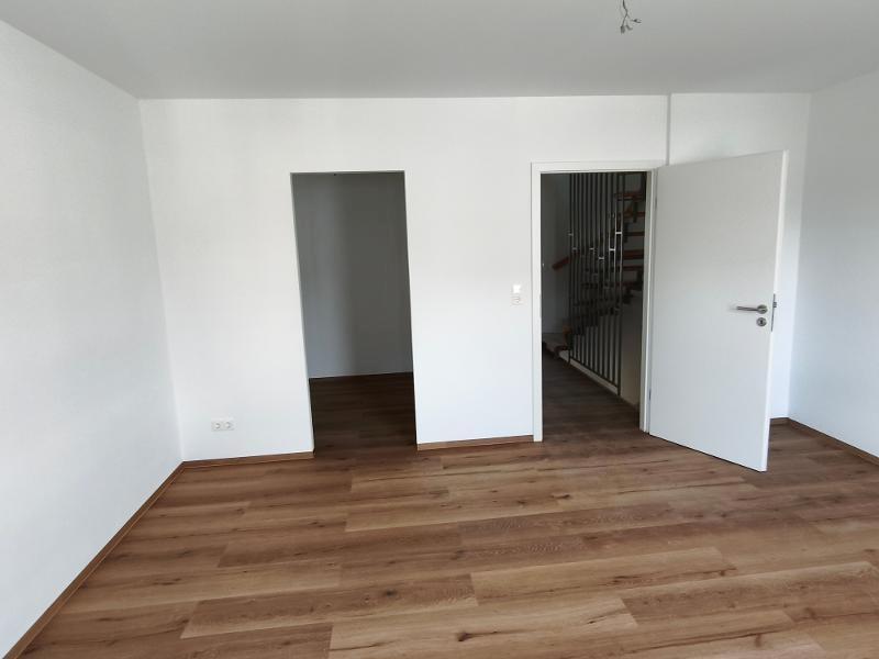 OG: Schlafzimmer mit Ankleide Bild 3