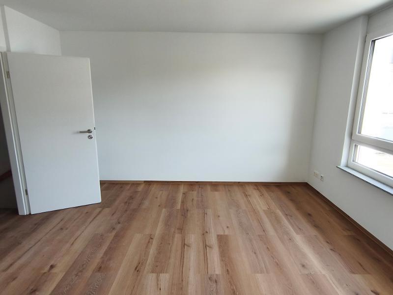 OG: Schlafzimmer mit Ankleide Bild 4