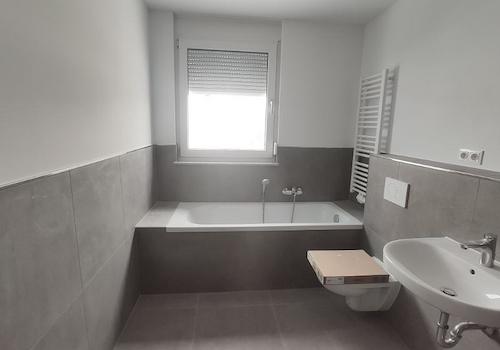 Bad mit Badewanne und Dusche Bild 1