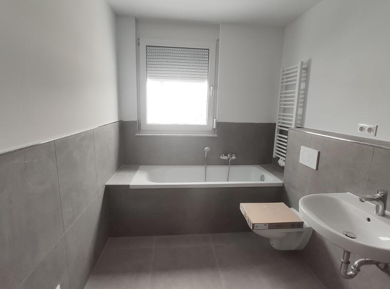 Bad mit Badewanne und Dusche Bild 1