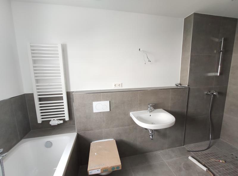 Bad mit Badewanne und Dusche Bild 2