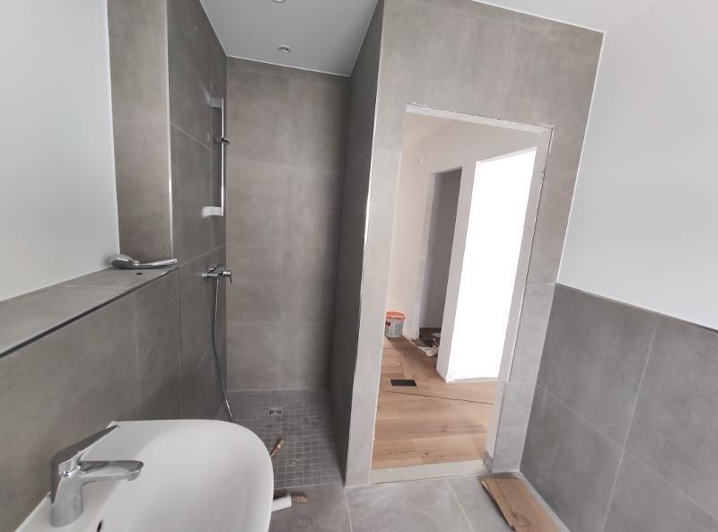 Bad mit Badewanne und Dusche Bild 3