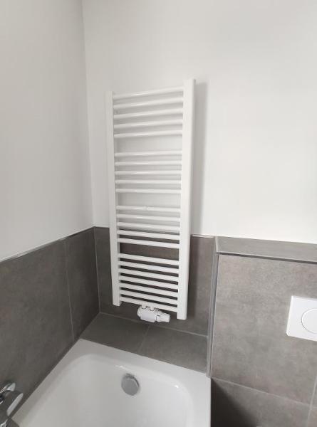 Bad mit Badewanne und Dusche Bild 5