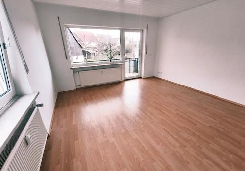 Wohnzimmer mit Zugang zum Balkon Bild 2