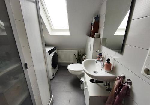 Bad mit Dusche und Waschmaschinenanschluss Bild 1