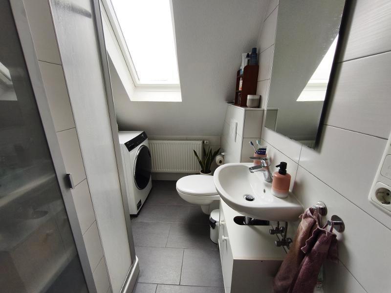 Bad mit Dusche und Waschmaschinenanschluss Bild 1