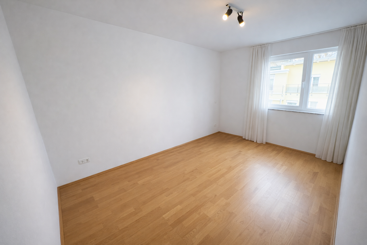 geräumige Schlafzimmer