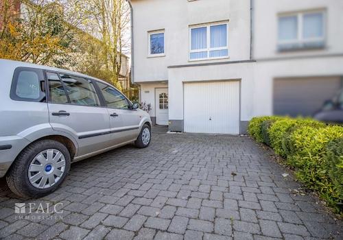 Stellplatz und Garage 