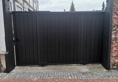 Einfahrt Hof Parkplatz