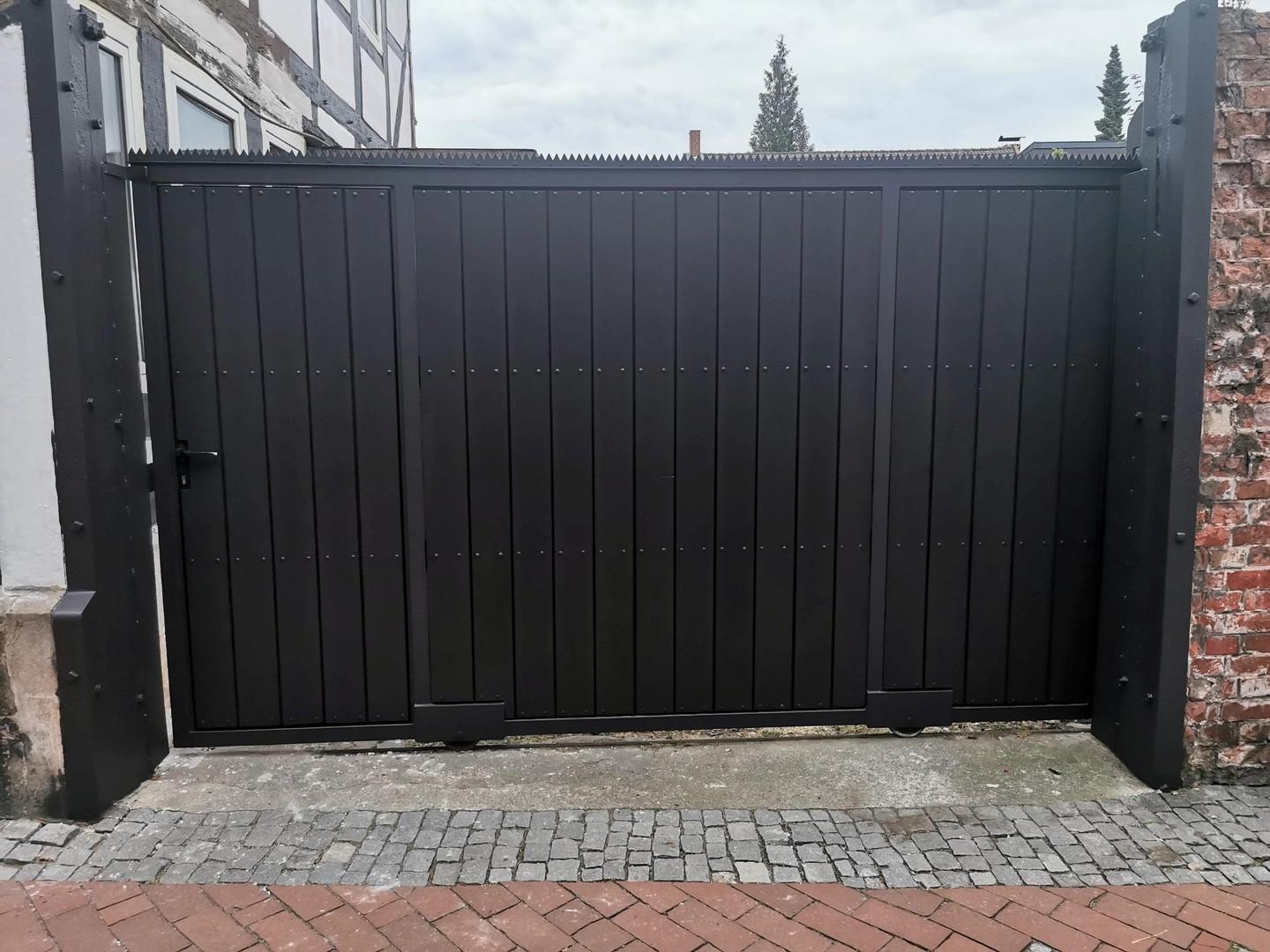 Einfahrt Hof Parkplatz