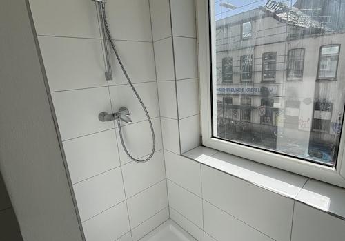 Moderne, großzügige Dusche 