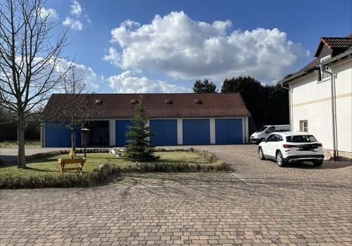 Innenhof Blick auf Garagen