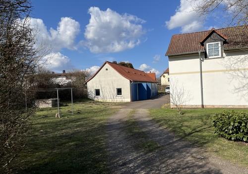 Seitlicher Weg zum Innenhof